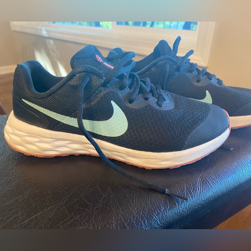 Girl’s Nike Youth Size 4 Sneakers